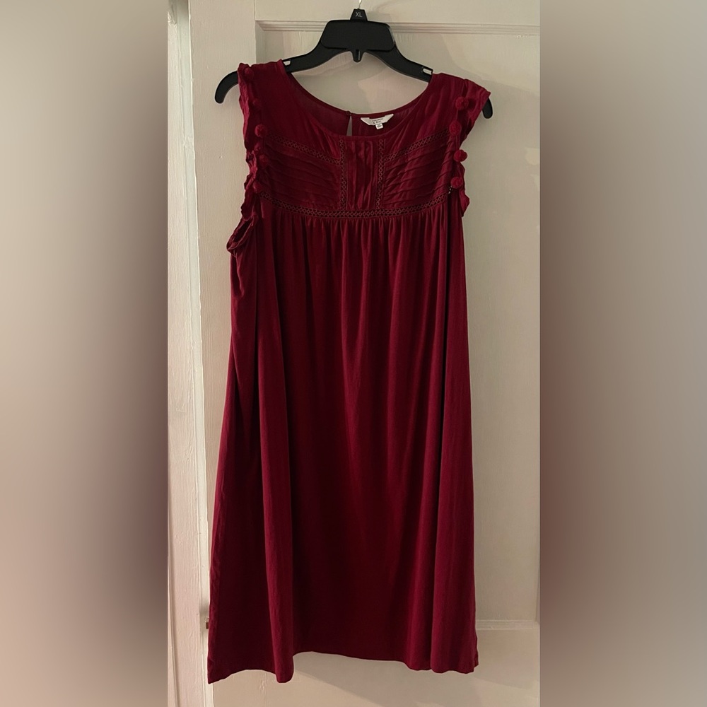 Ladies dress, crown and ivy.
